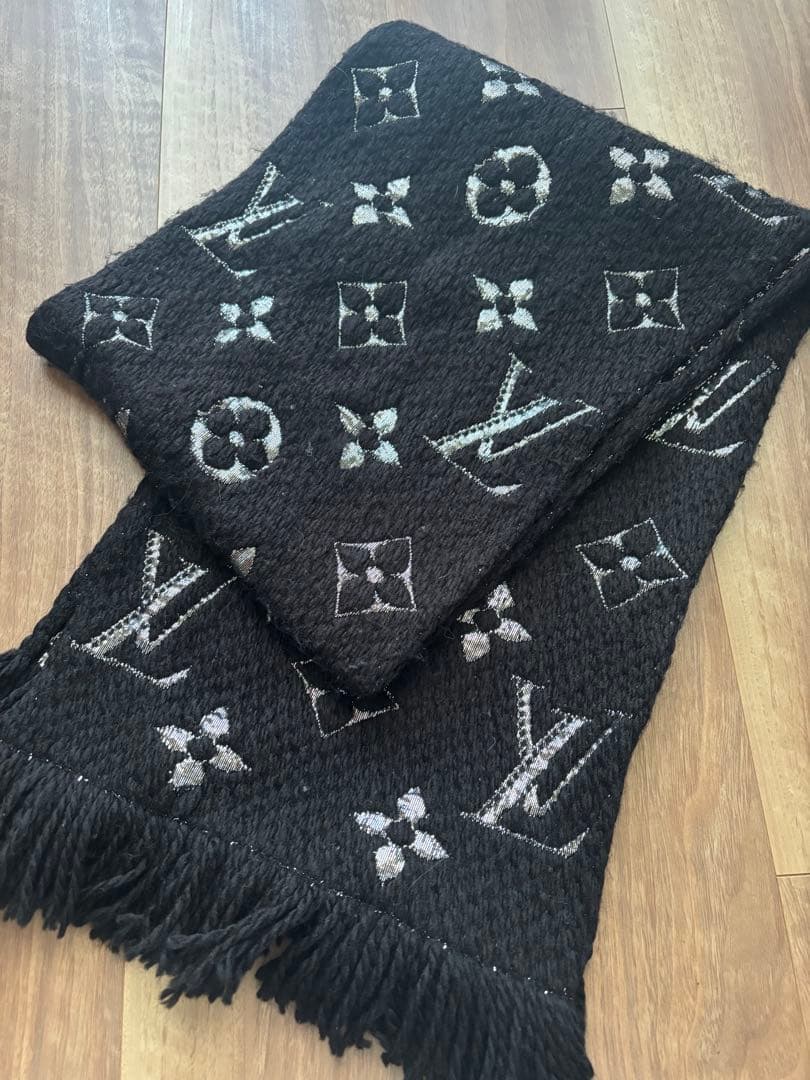 LOUIS VUITTON ロゴマフラー 黒 シルバー フリンジ付 ルイヴィトン