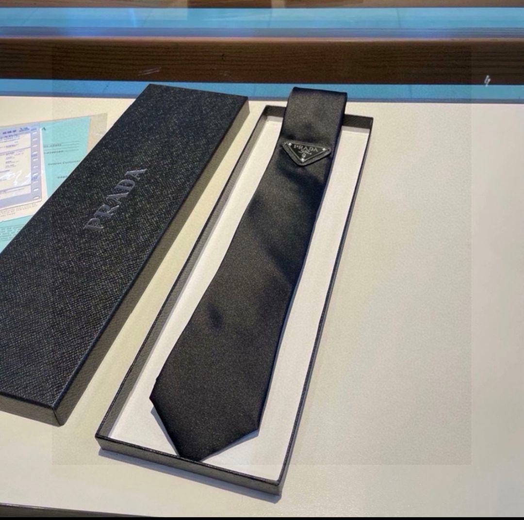 にゃんちゅう様PRADA ネクタイ シルク ブラック 箱付き