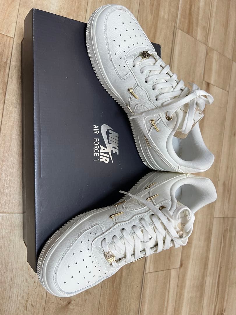 Nike Air Force 1 ホワイト ゴールドアクセント さるさる