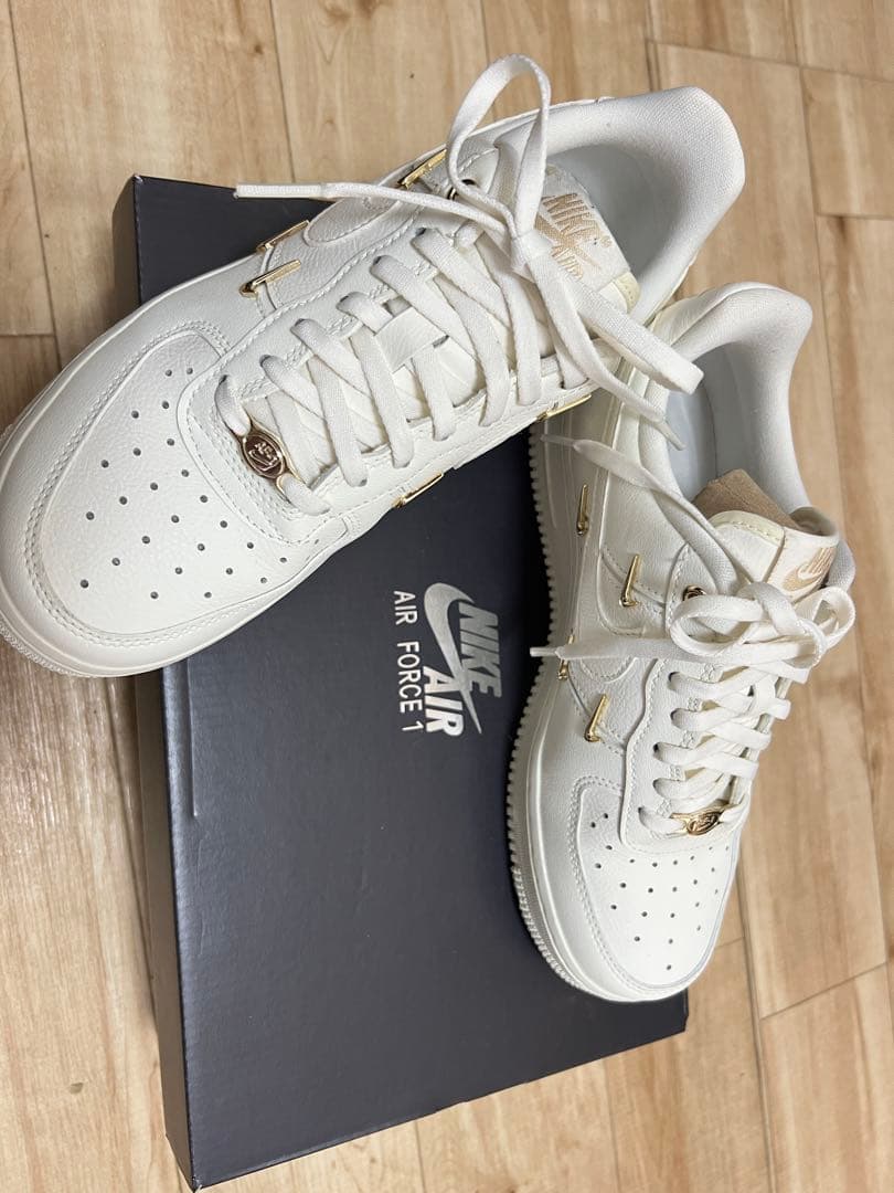 Nike Air Force 1 ホワイト ゴールドアクセント さるさる