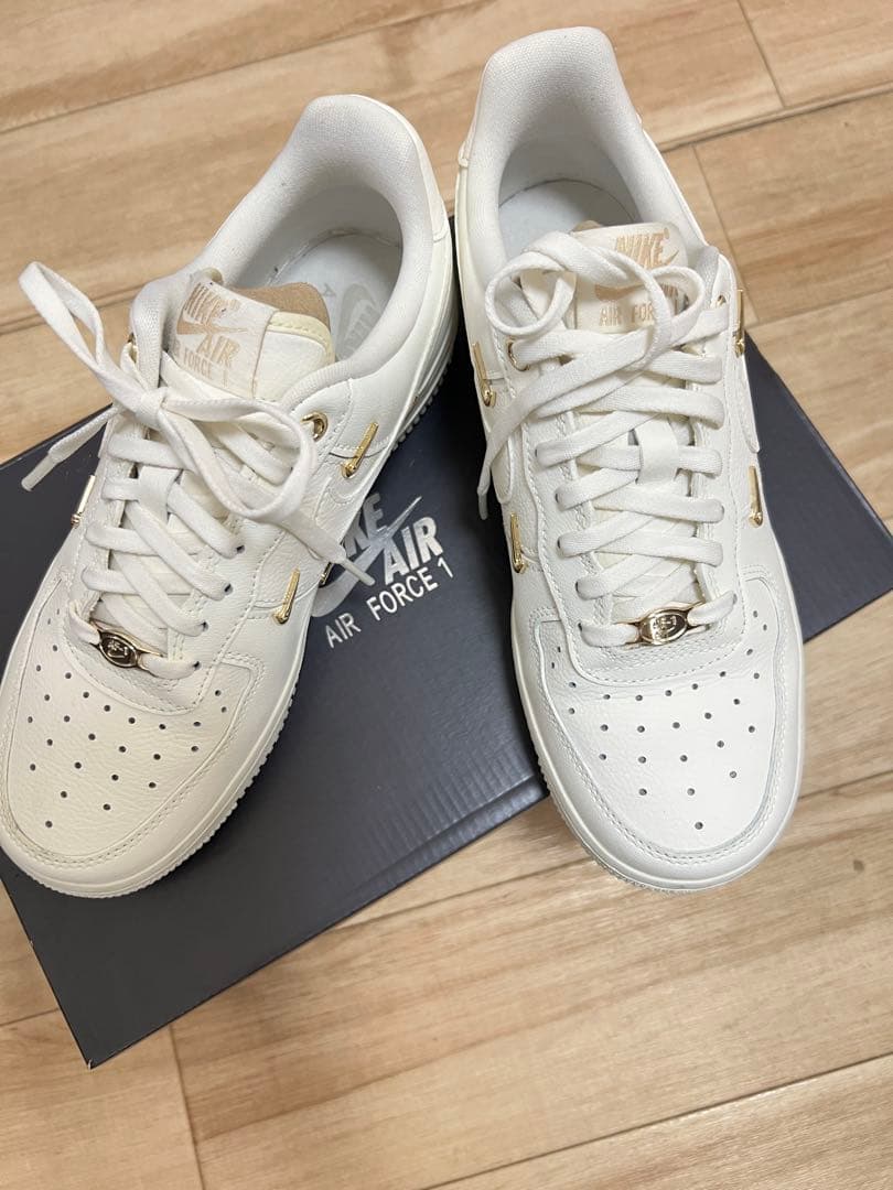 Nike Air Force 1 ホワイト ゴールドアクセント さるさる
