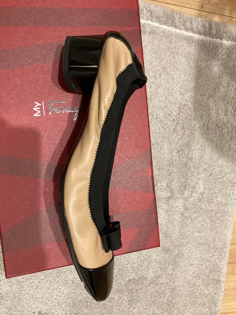 Ferragamo バレエシューズ ３センチ　９サイズ　 数時間のみ使用の極美品