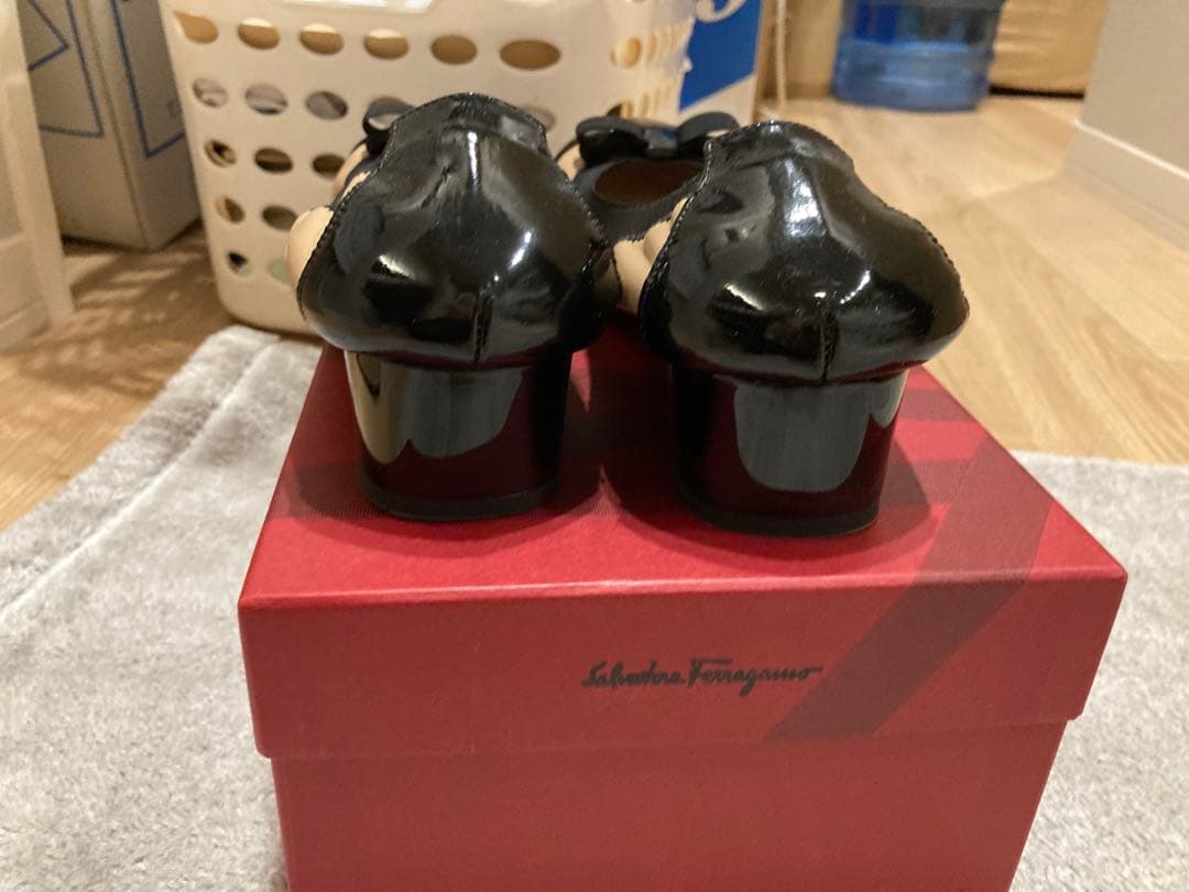 Ferragamo バレエシューズ ３センチ　９サイズ　 数時間のみ使用の極美品