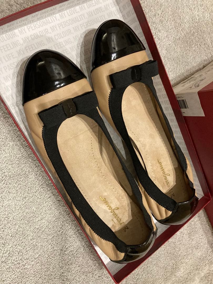 Ferragamo バレエシューズ ３センチ　９サイズ　 数時間のみ使用の極美品