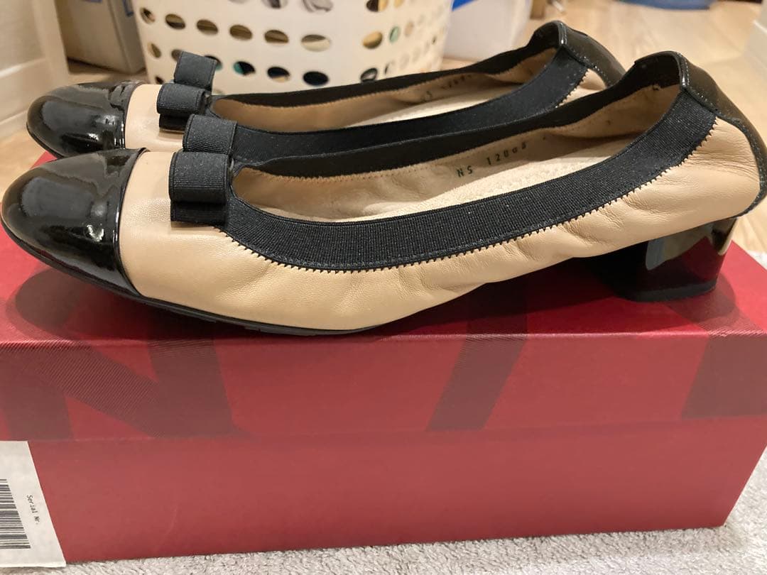 Ferragamo バレエシューズ ３センチ　９サイズ　 数時間のみ使用の極美品