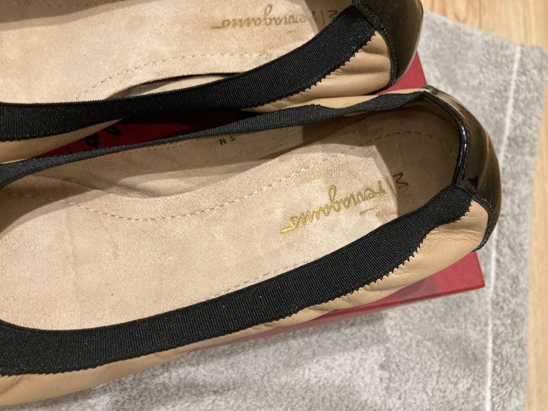 Ferragamo バレエシューズ ３センチ　９サイズ　 数時間のみ使用の極美品