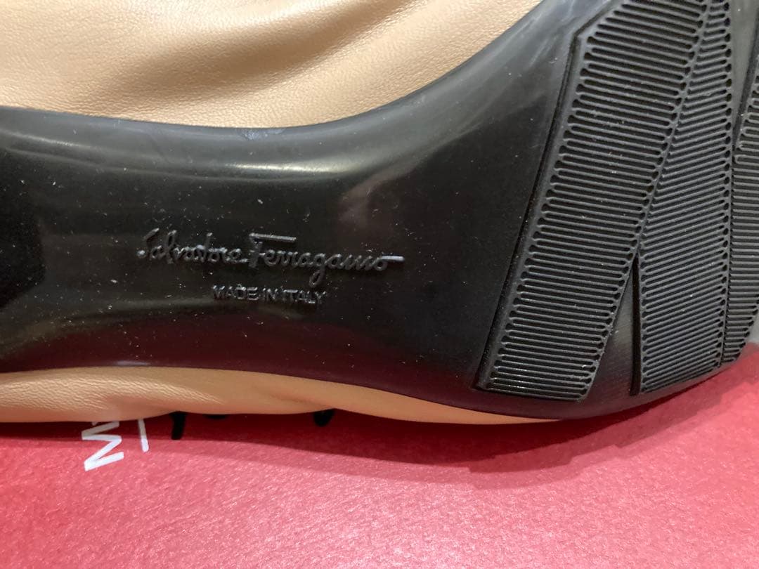 Ferragamo バレエシューズ ３センチ　９サイズ　 数時間のみ使用の極美品