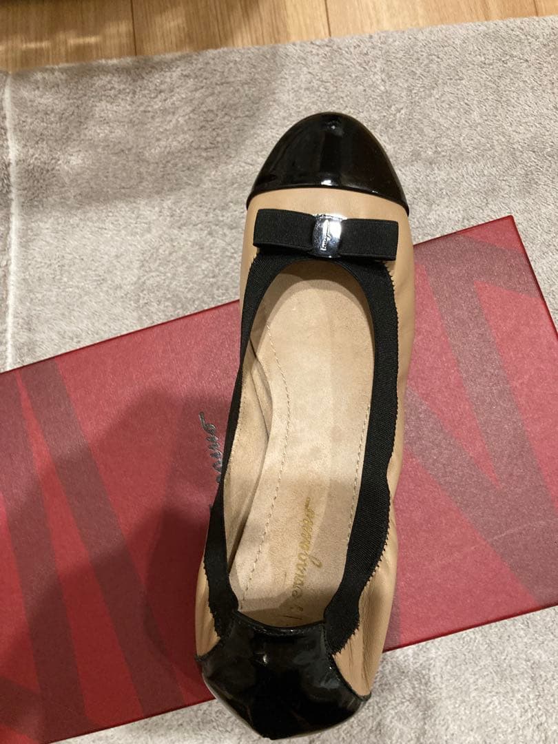 Ferragamo バレエシューズ ３センチ　９サイズ　 数時間のみ使用の極美品
