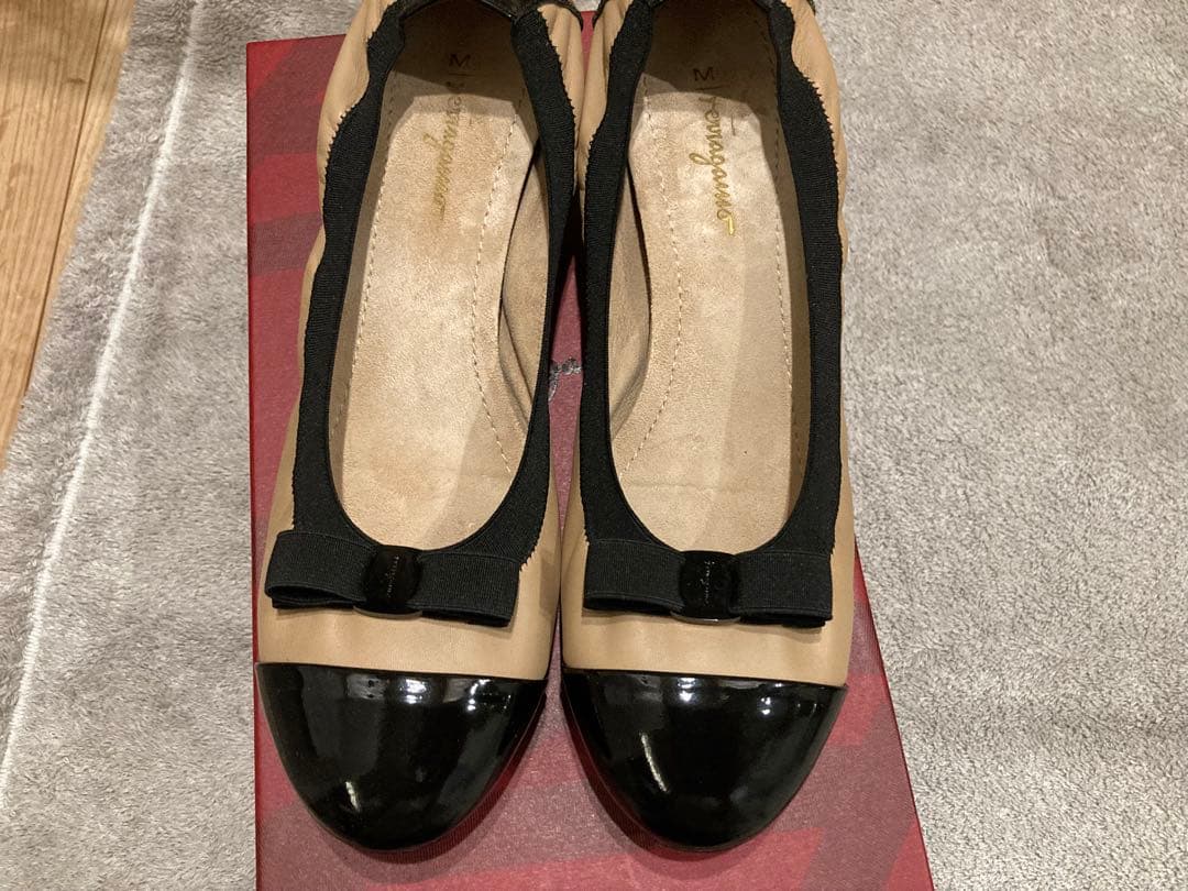 Ferragamo バレエシューズ ３センチ　９サイズ　 数時間のみ使用の極美品