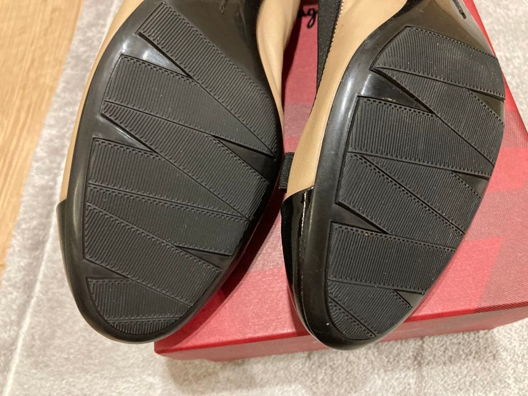 Ferragamo バレエシューズ ３センチ　９サイズ　 数時間のみ使用の極美品