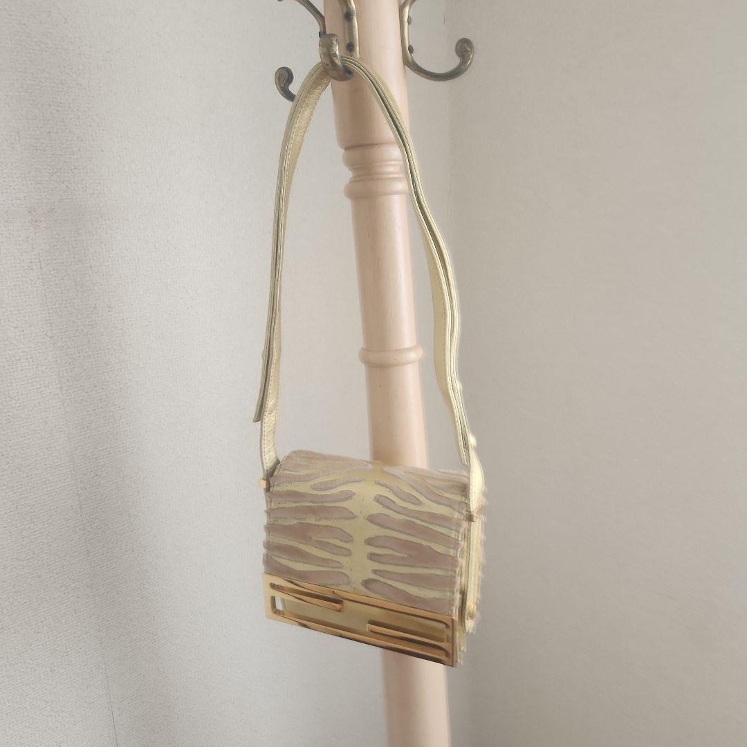 FENDI ゴールド ストライプ ショルダーバッグ