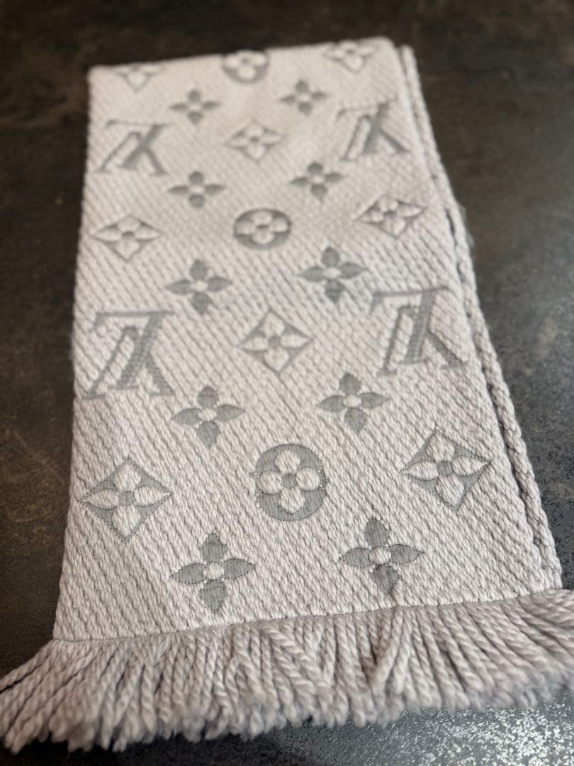 ルイ・ヴィトン グレー マフラー　ロゴマニア