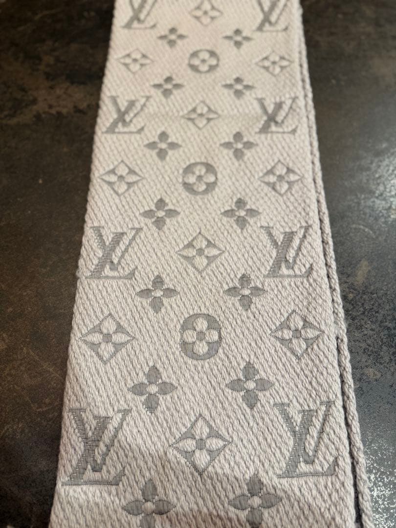 ルイ・ヴィトン グレー マフラー　ロゴマニア
