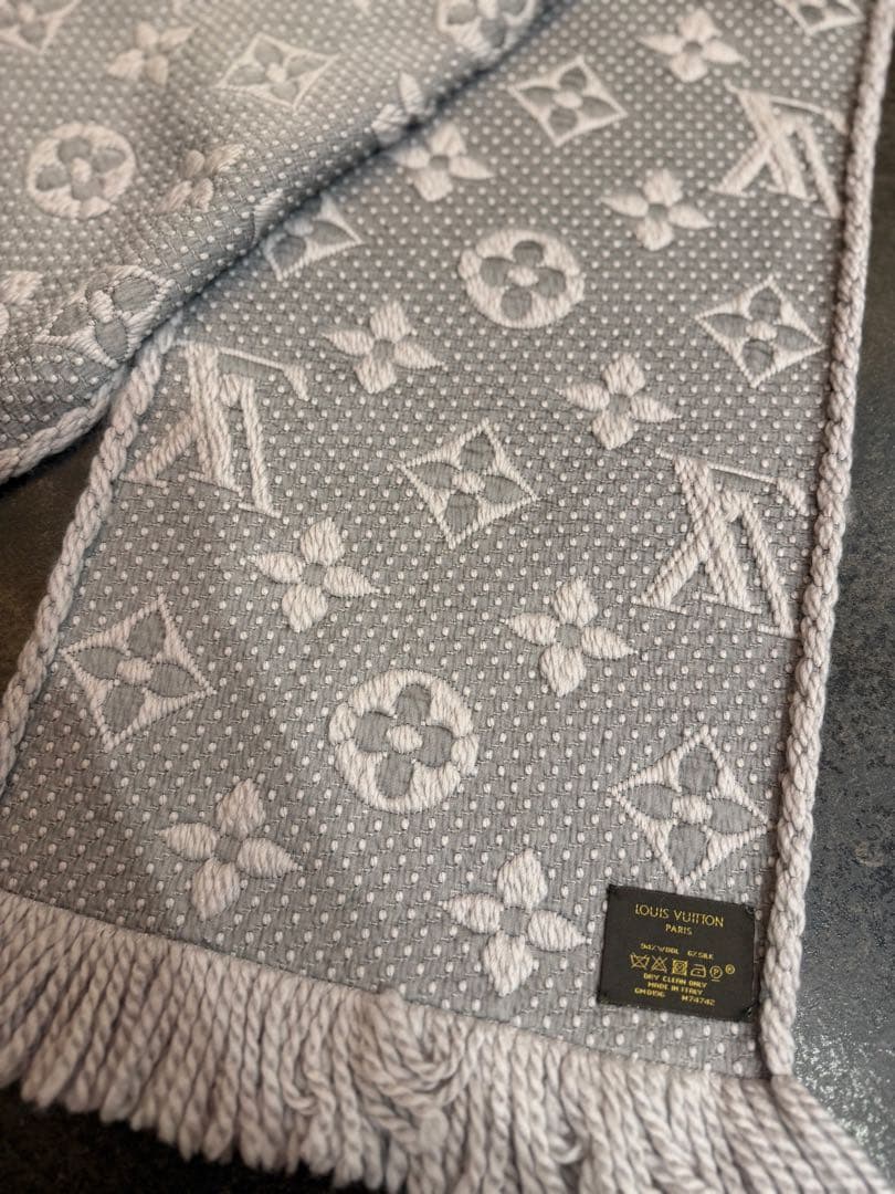 ルイ・ヴィトン グレー マフラー　ロゴマニア