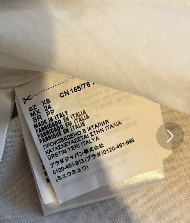 【美品】　PRADA エンブレム Tシャツ