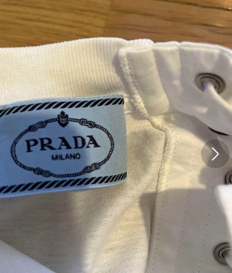 【美品】　PRADA エンブレム Tシャツ