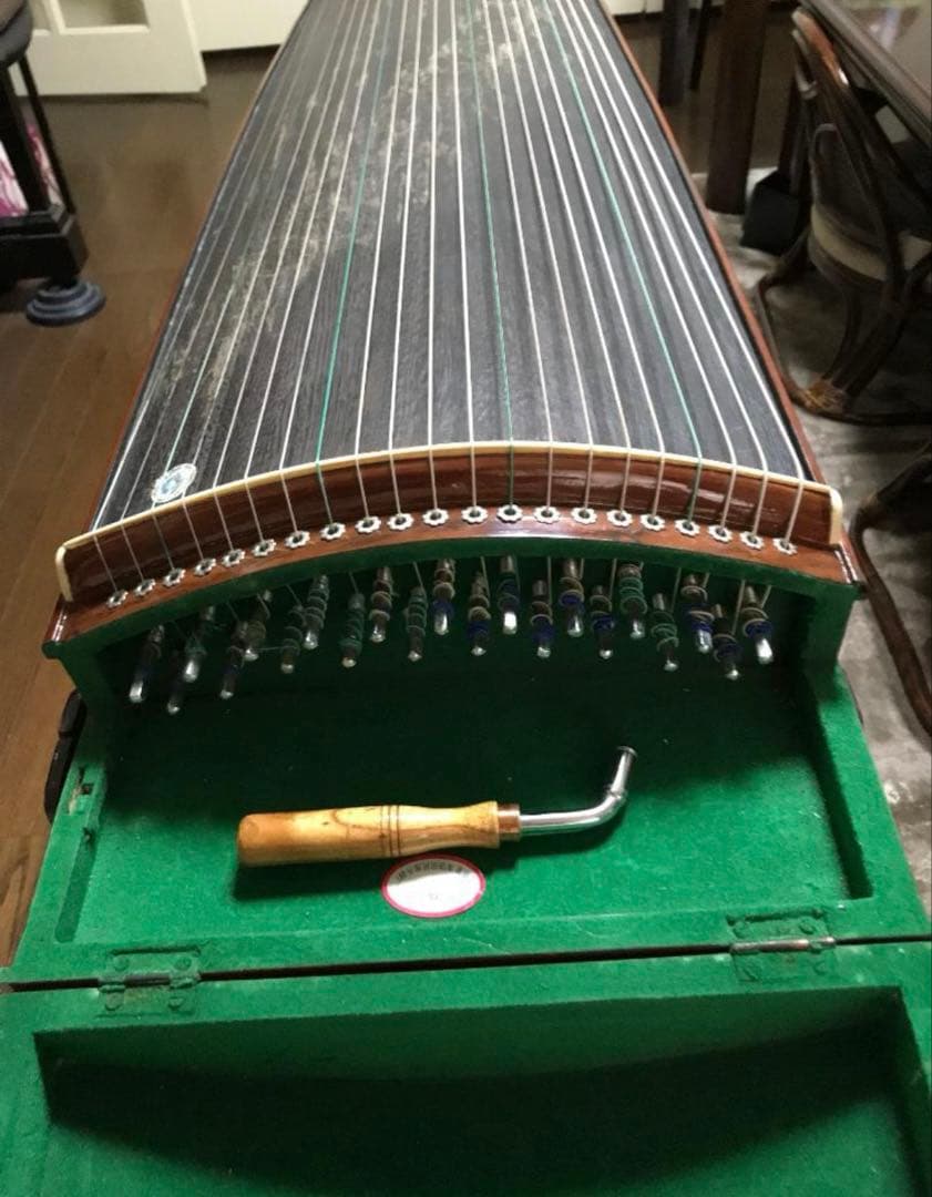 中国古筝21弦筝本体及びハードケース、立奏台、琴柱、調弦ハンマー、交換用新品弦