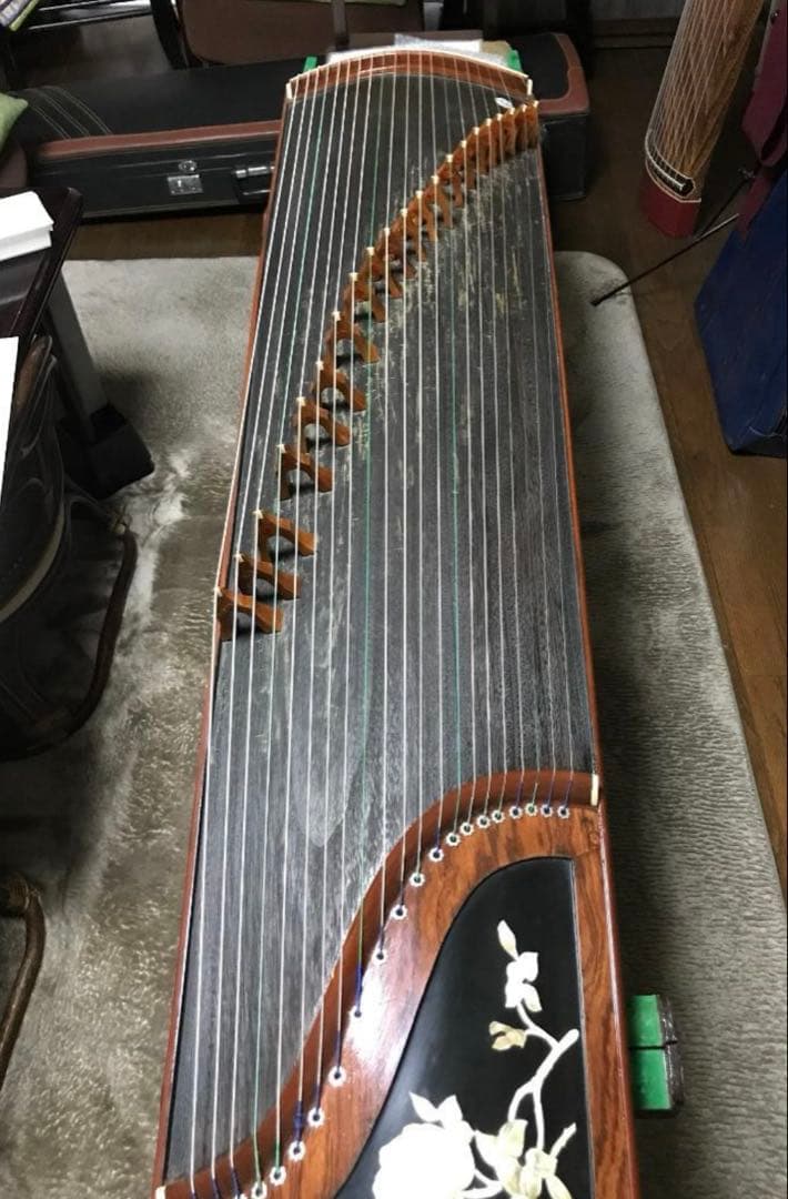 中国古筝21弦筝本体及びハードケース、立奏台、琴柱、調弦ハンマー、交換用新品弦