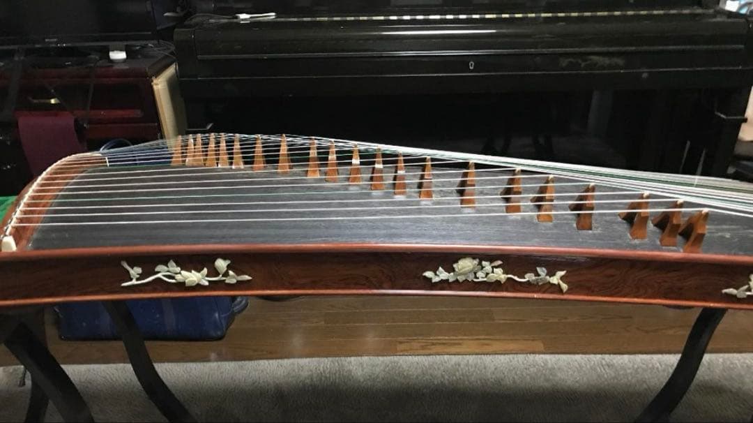 中国古筝21弦筝本体及びハードケース、立奏台、琴柱、調弦ハンマー、交換用新品弦