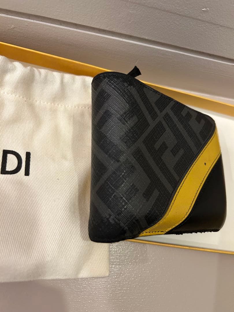 【特価】【正規品】FENDI 二つ折り財布 ブラック/イエロー