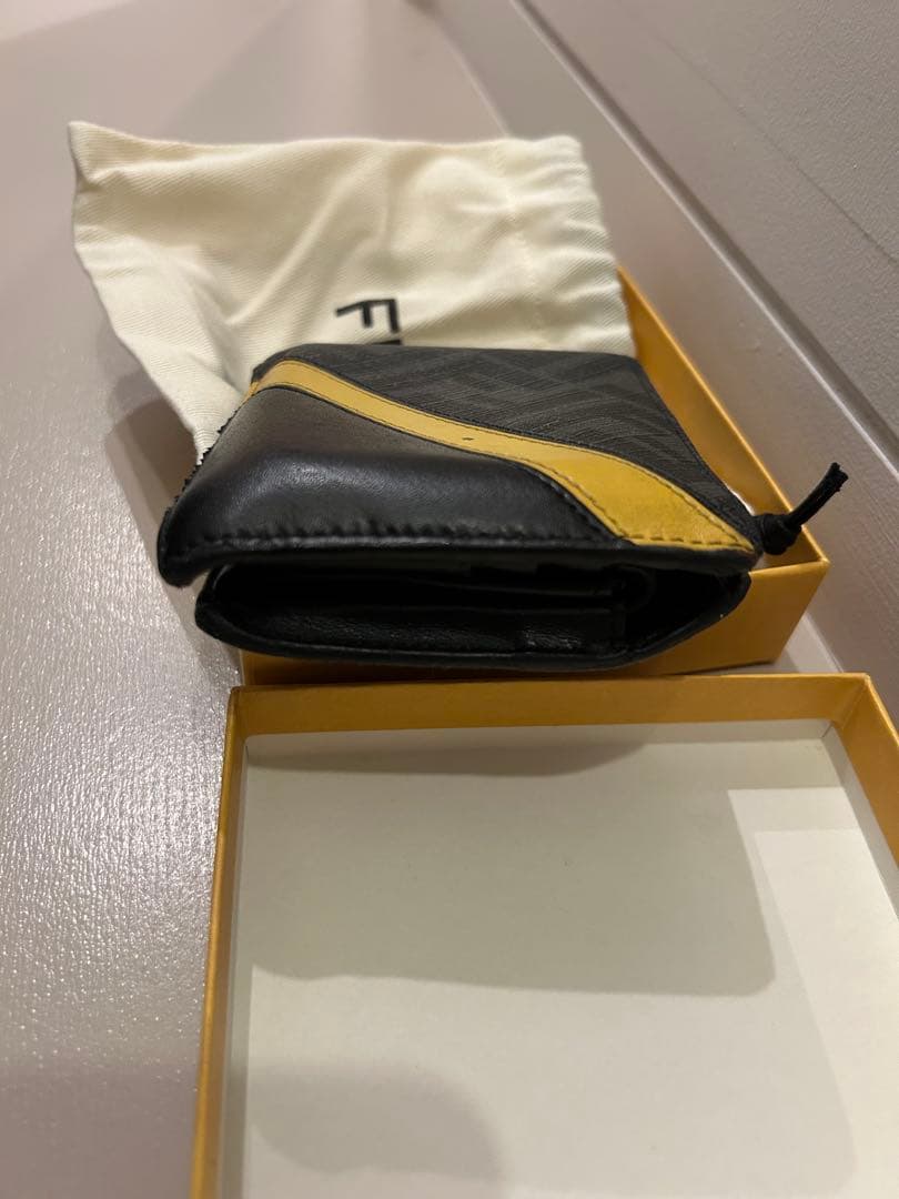 【特価】【正規品】FENDI 二つ折り財布 ブラック/イエロー