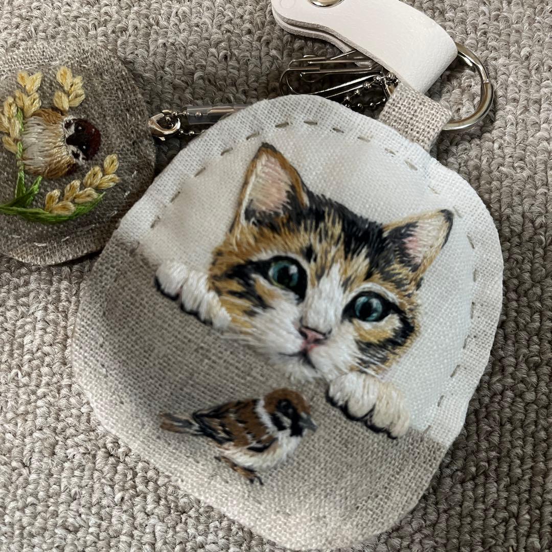 ミ*ケ様 ハンドメイド刺繍キーホルダー　三毛猫さんと雀