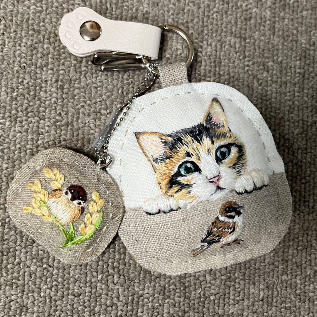 ミ*ケ様 ハンドメイド刺繍キーホルダー　三毛猫さんと雀
