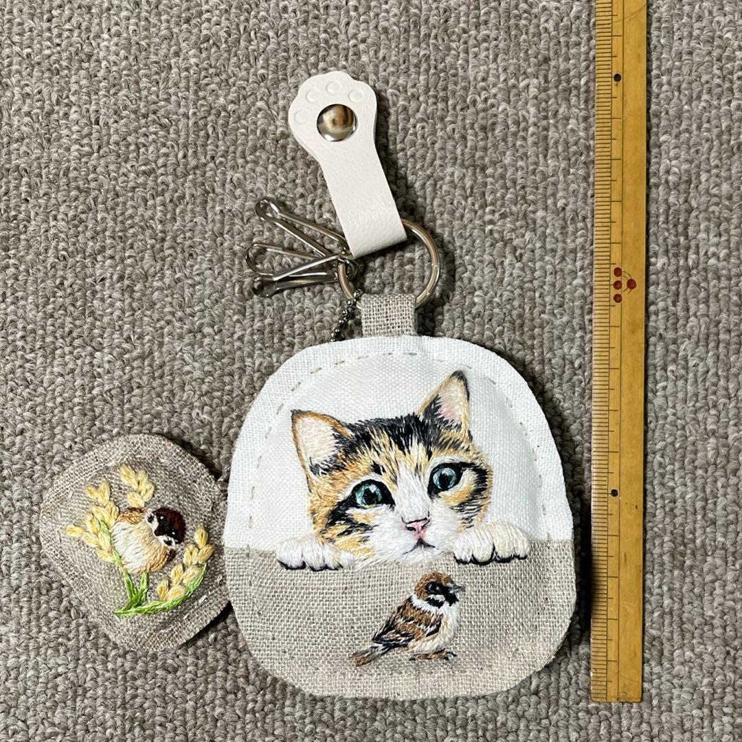ミ*ケ様 ハンドメイド刺繍キーホルダー　三毛猫さんと雀