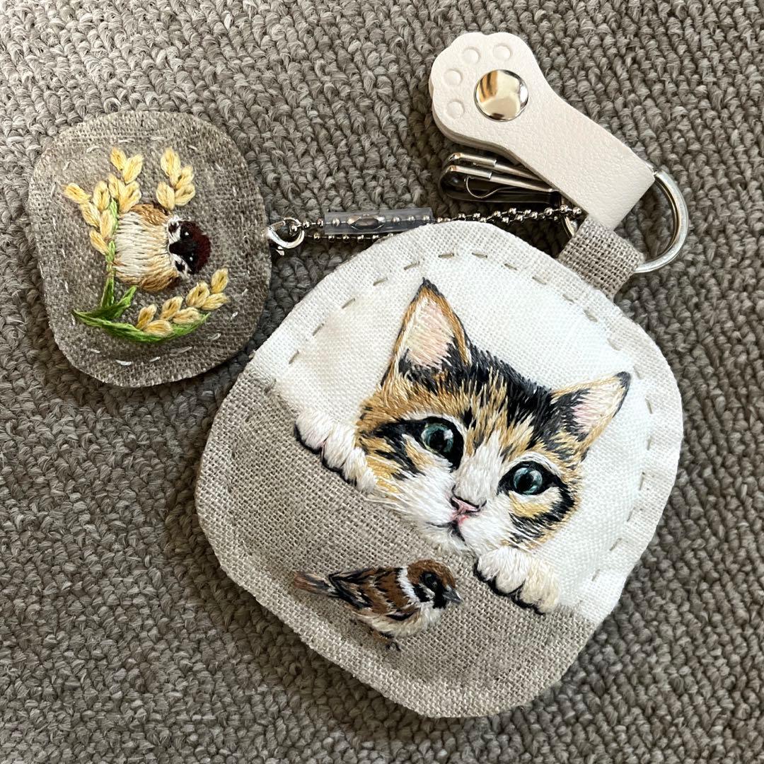 ミ*ケ様 ハンドメイド刺繍キーホルダー　三毛猫さんと雀
