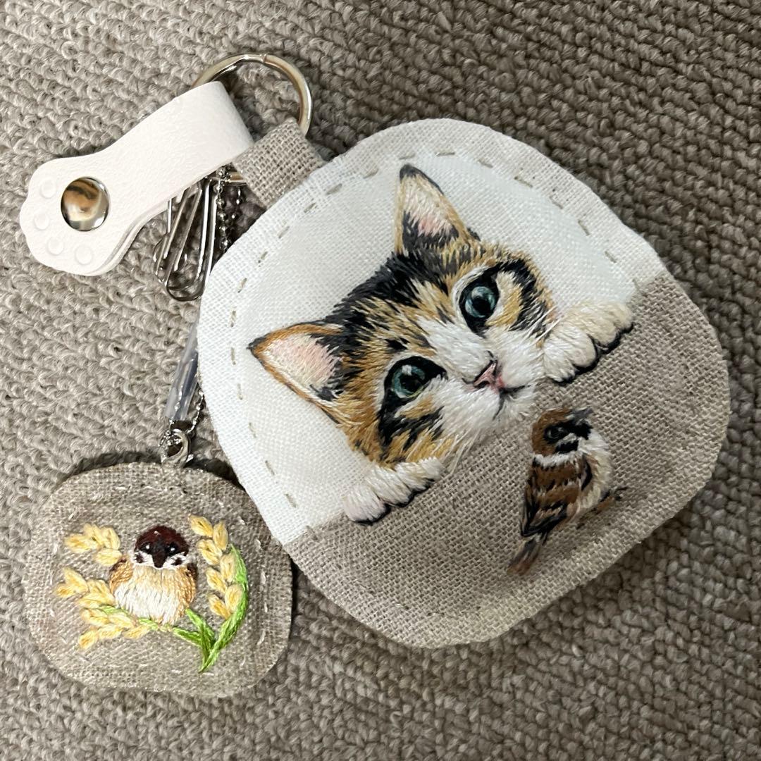ミ*ケ様 ハンドメイド刺繍キーホルダー　三毛猫さんと雀