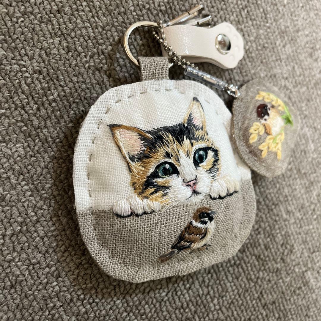 ミ*ケ様 ハンドメイド刺繍キーホルダー　三毛猫さんと雀