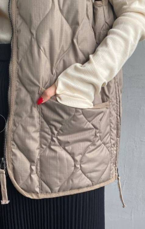 新品TAIONベージュ キルティング ノースリーブ ダウンベスト