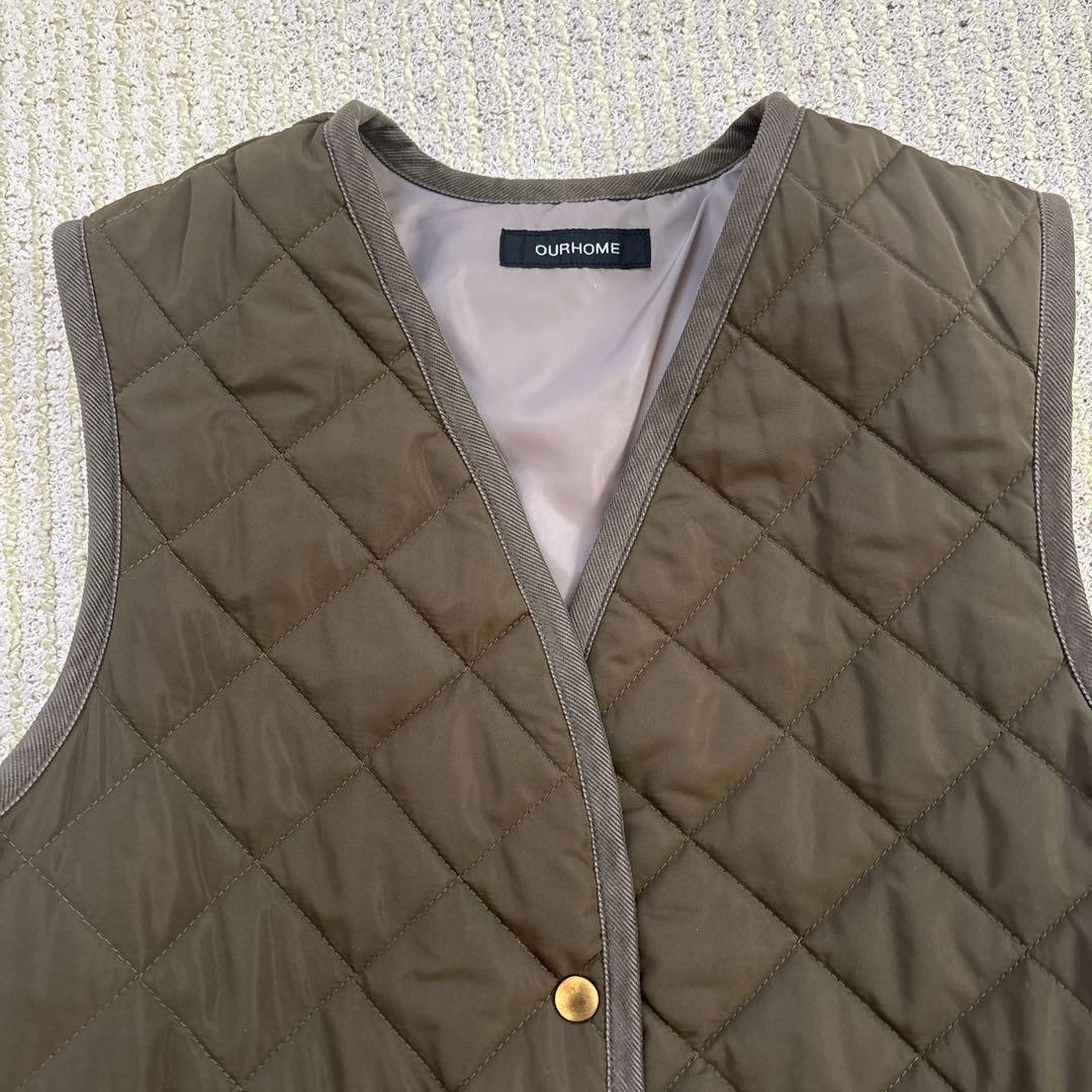 OUR ロング丈のキルティングベスト　カーキ