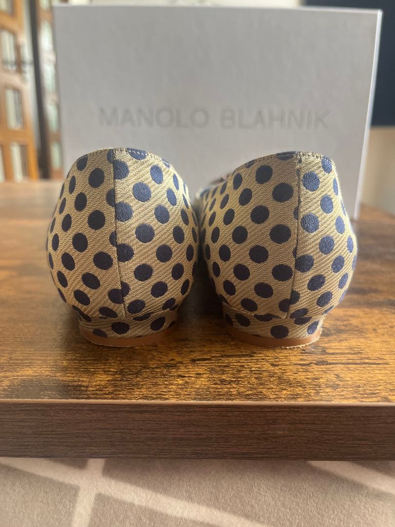 マノロブラニク ハンギシ 39 フラットパンプス