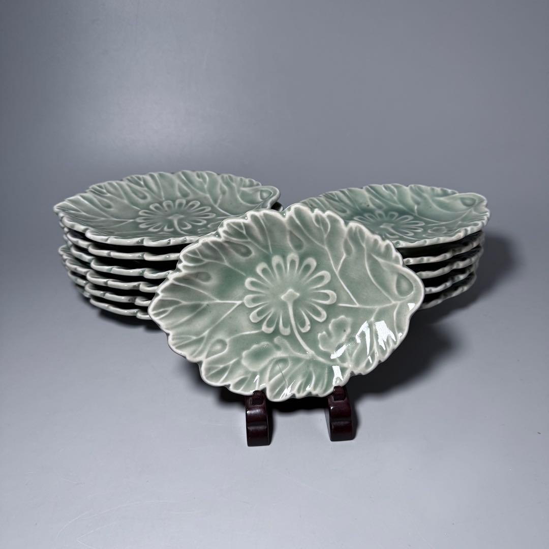 幕末〜明治　鍋島青磁　花文様陽刻葉形皿　12枚　料理屋　古器を楽しむ