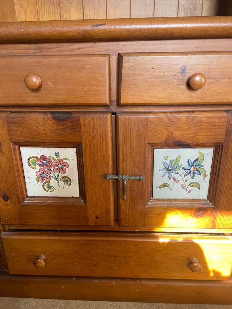 スペインタイル　食器棚