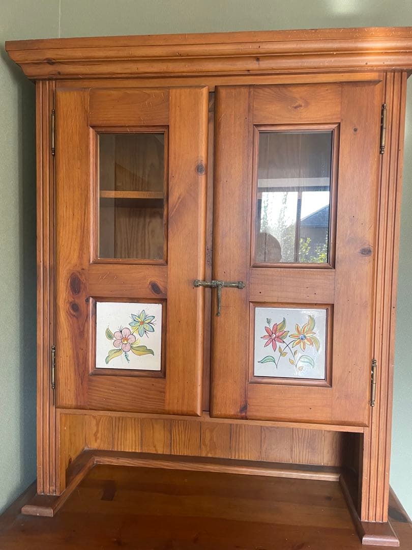 スペインタイル　食器棚