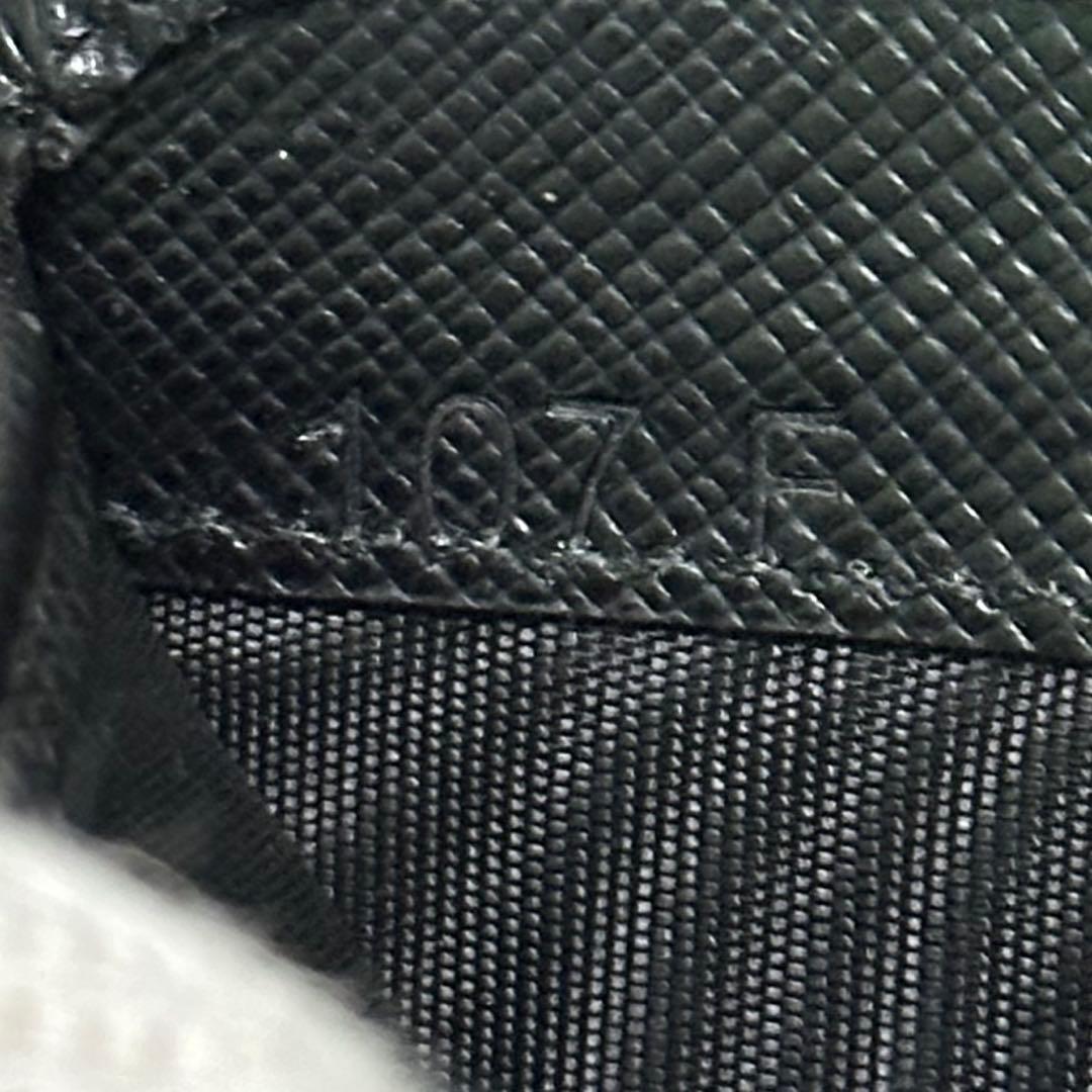 PRADA プラダ　折り財布　ラウンドファスナー　ロゴ金具　サフィアーノレザー