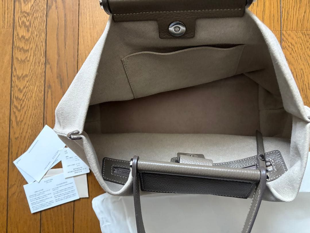 美品　イヤクッチ　トートバッグ グレー ジュ