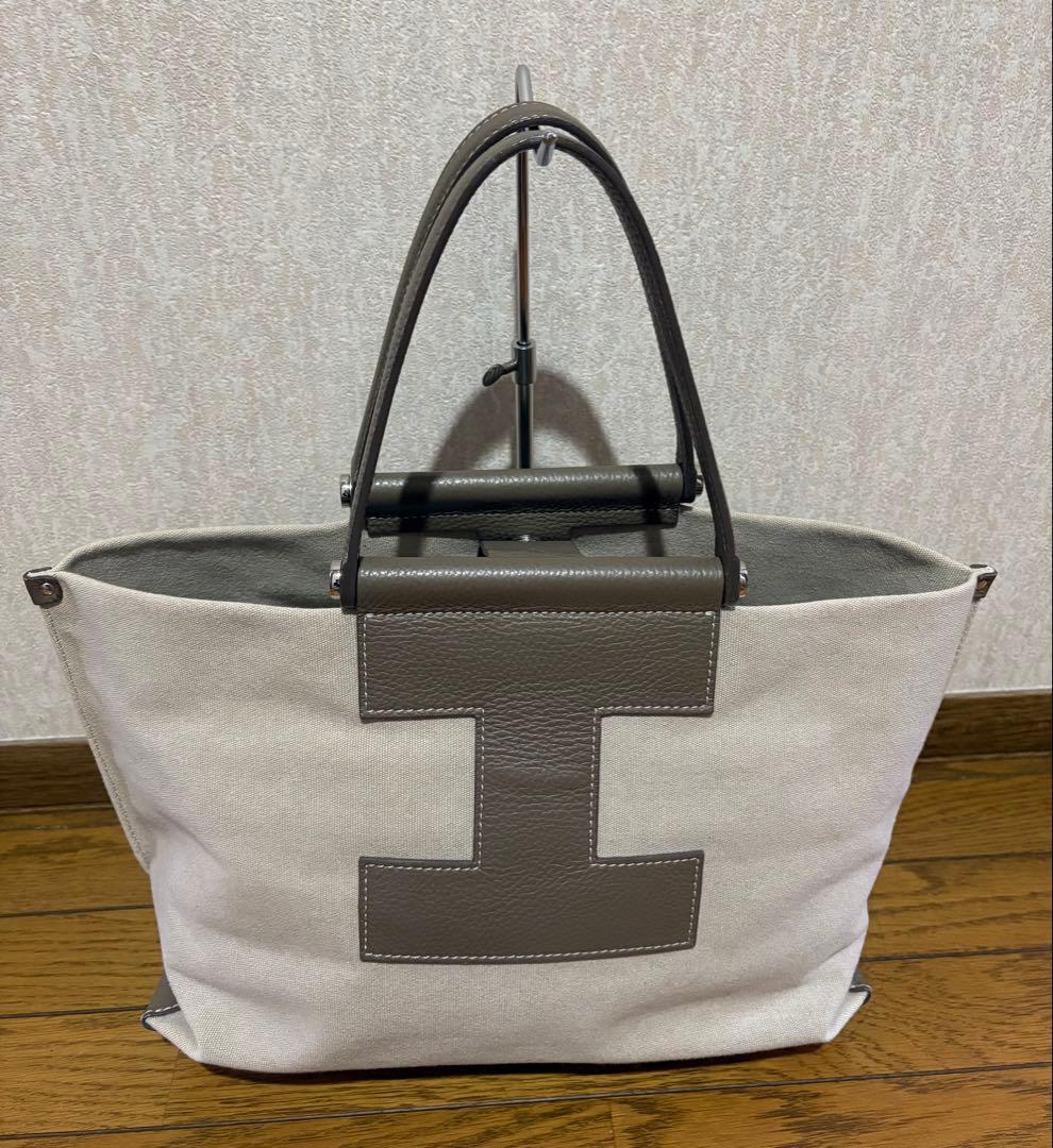 美品　イヤクッチ　トートバッグ グレー ジュ