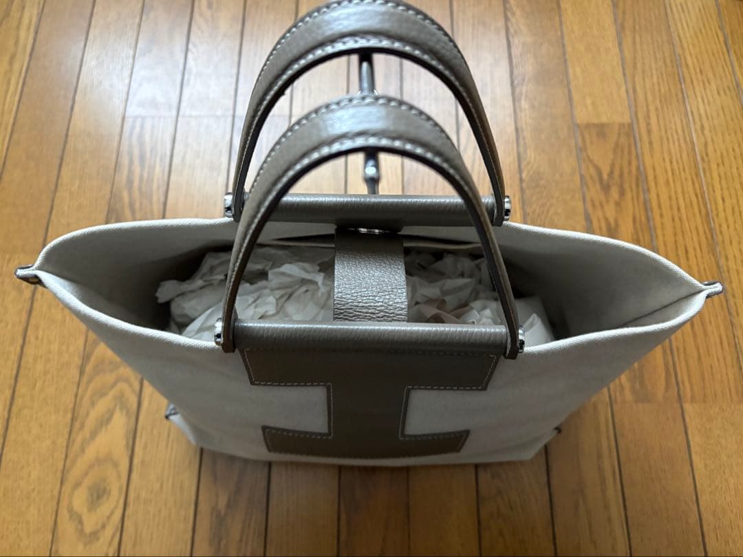 美品　イヤクッチ　トートバッグ グレー ジュ