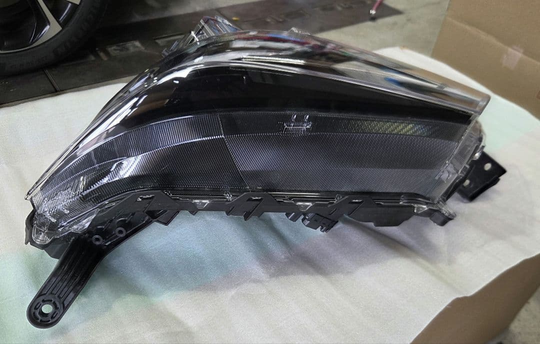 ダイハツ　ムーヴ　ヘッドライト　左