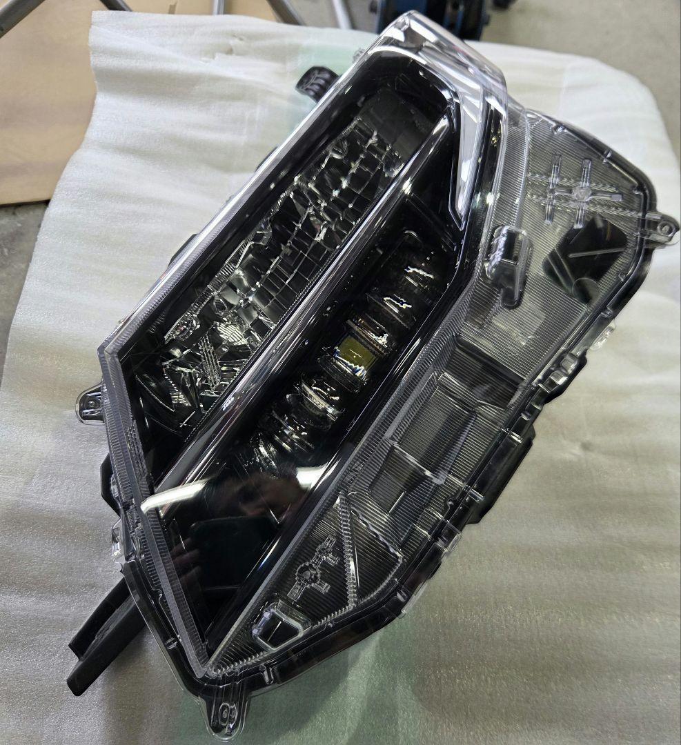 ダイハツ　ムーヴ　ヘッドライト　左