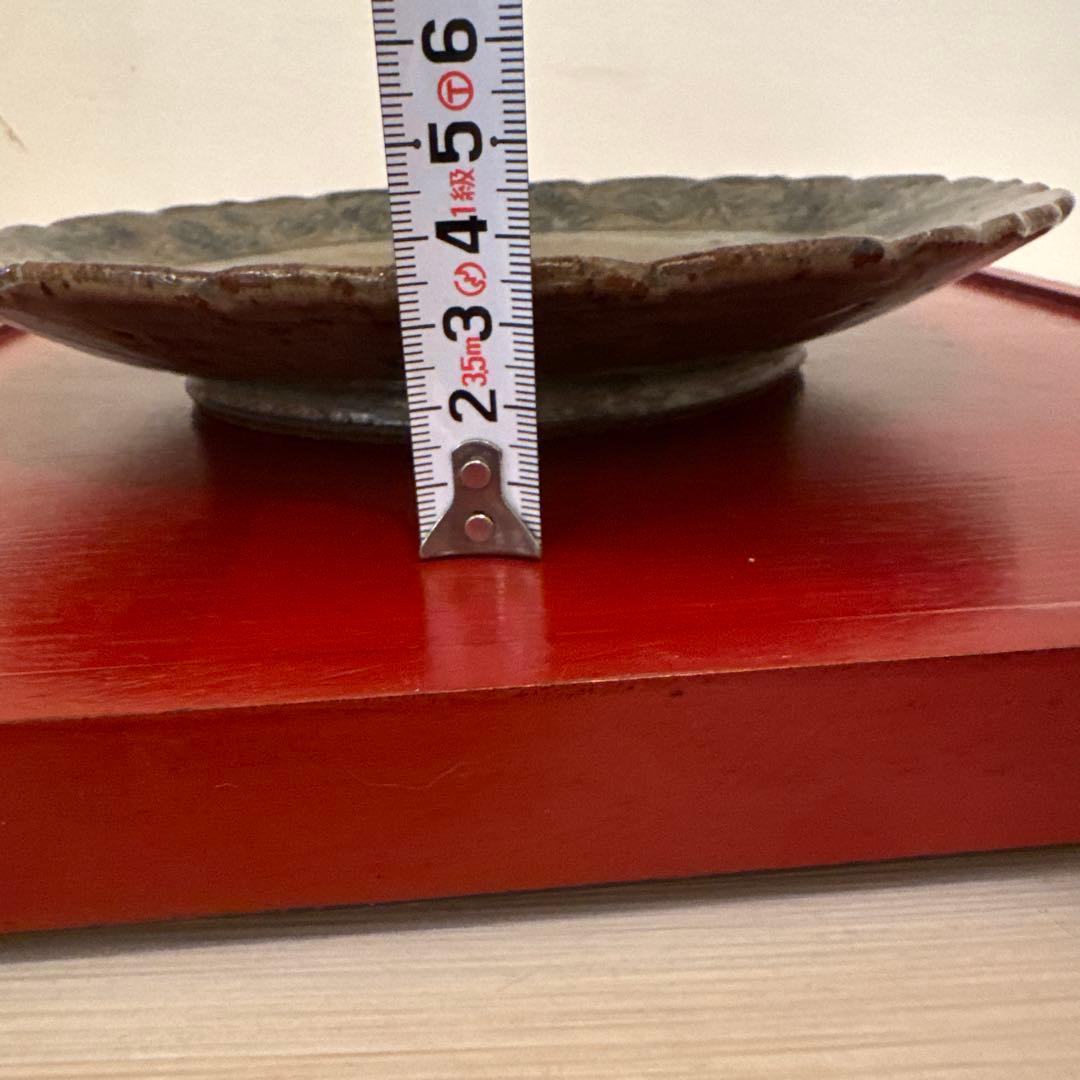 イムサエムさんのお皿 花模様のエンボス加工 陶器プレート 30cm