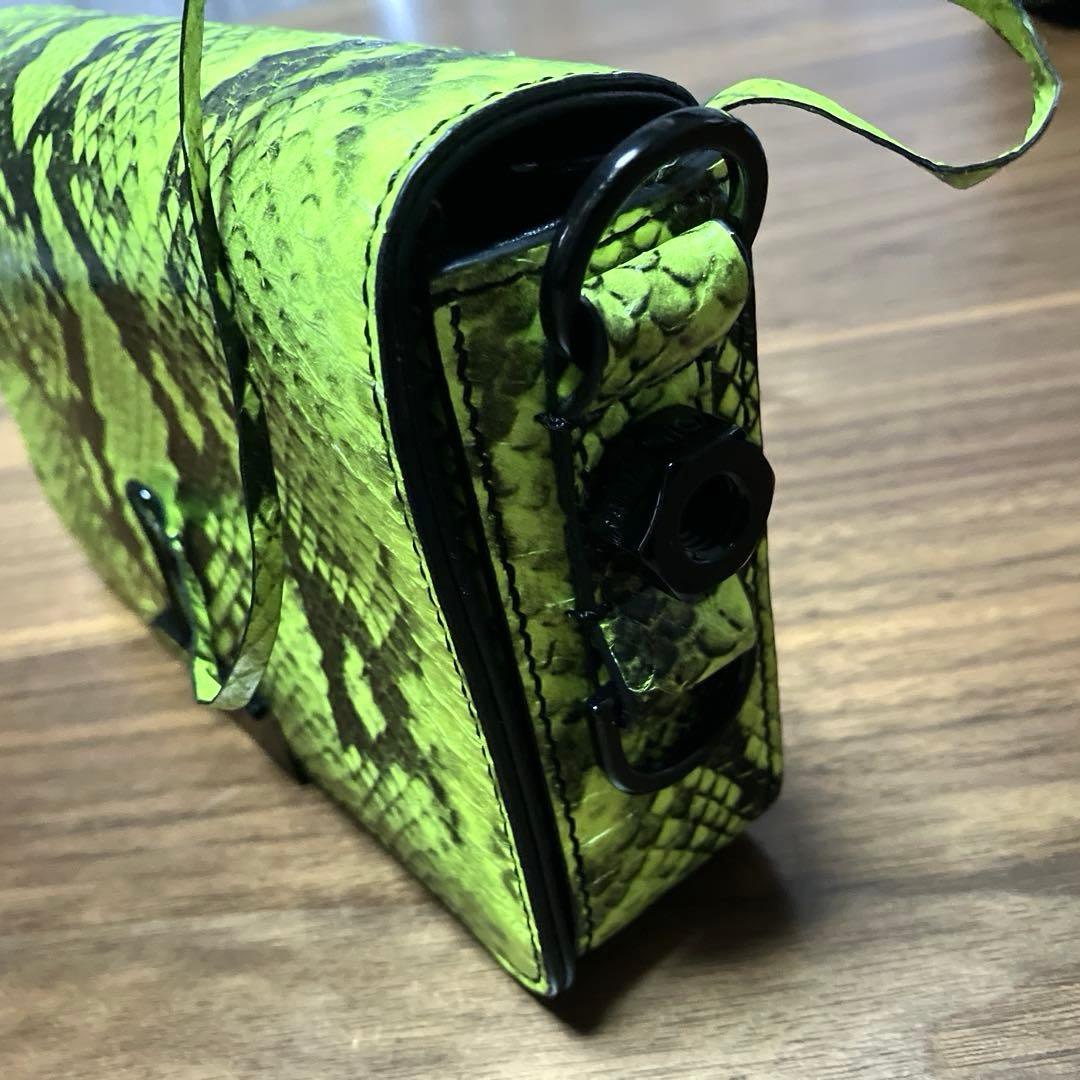Off-White 蛍光グリーン クラッチバッグ