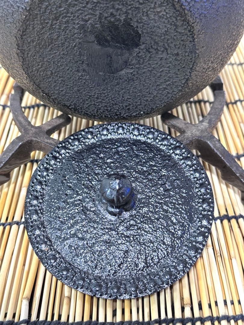 新品、未使用品　南部岩鋳造　１０型　姥口亀甲　南部鉄瓶　南部鉄器　鉄瓶