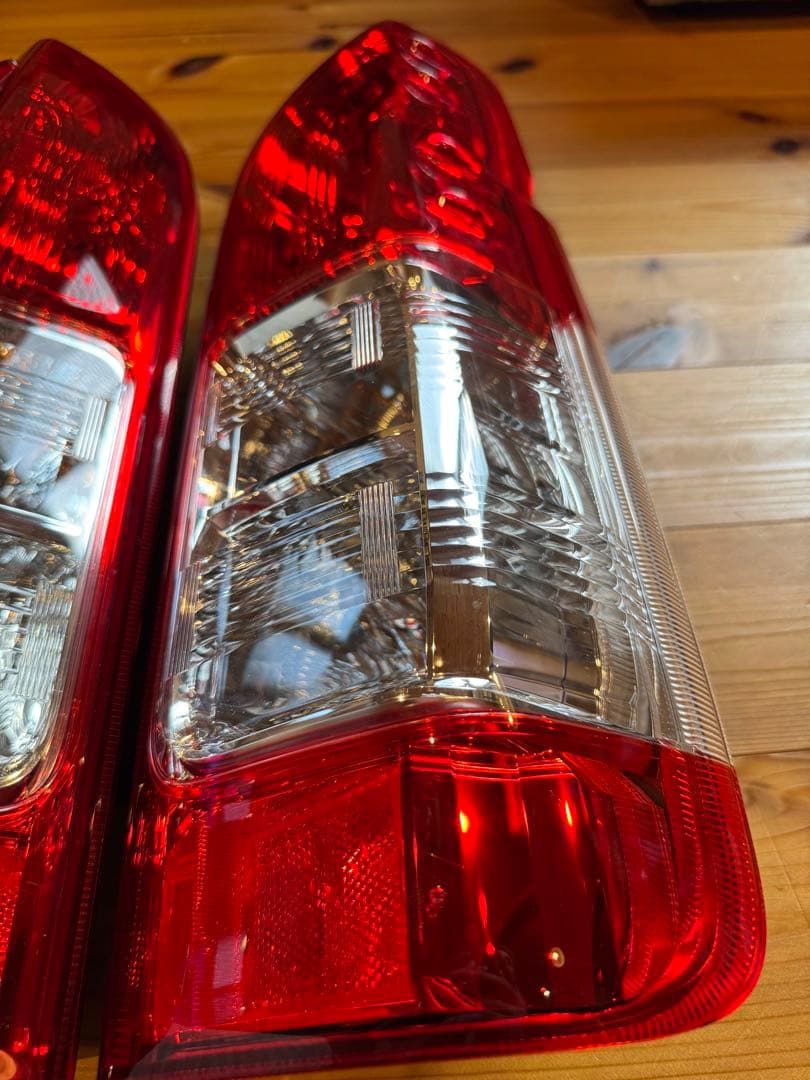 送料無料新車外ハイエース純正テールランプ