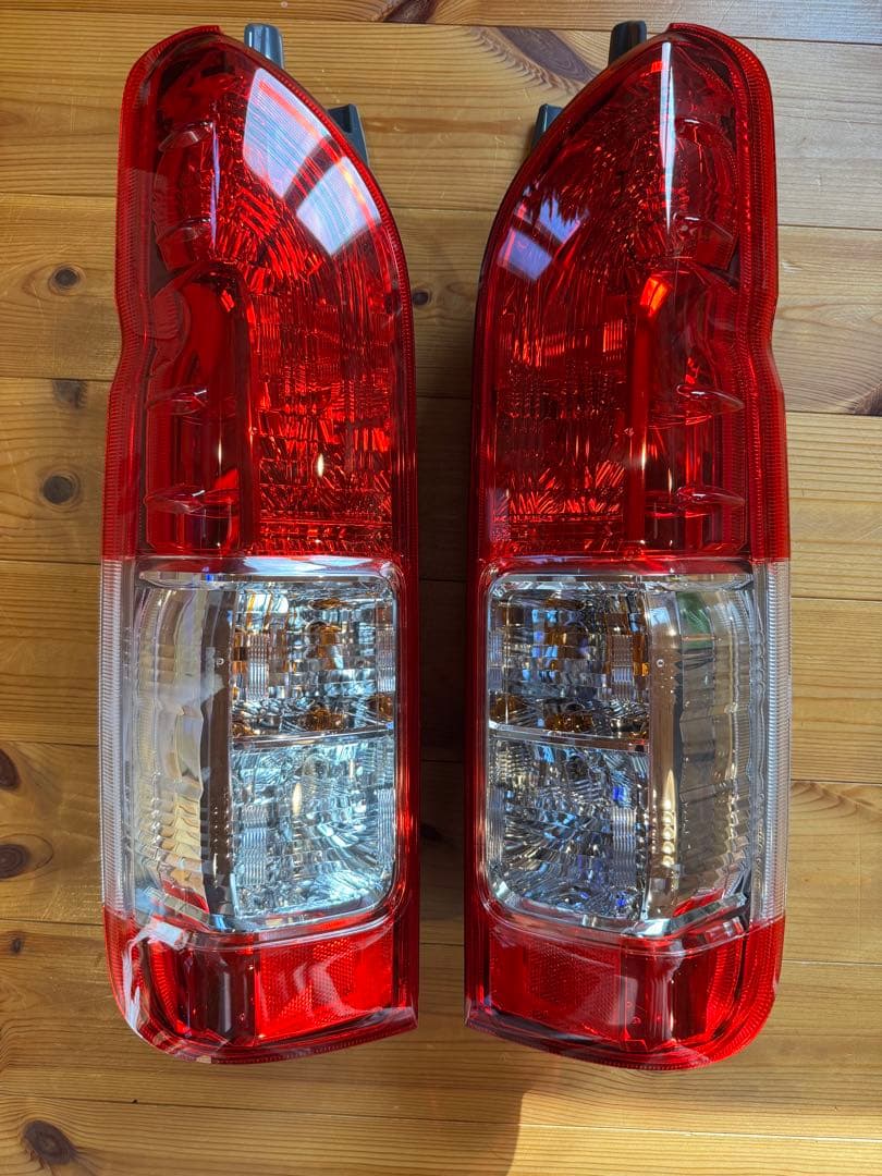 送料無料新車外ハイエース純正テールランプ