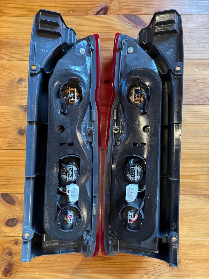 送料無料新車外ハイエース純正テールランプ