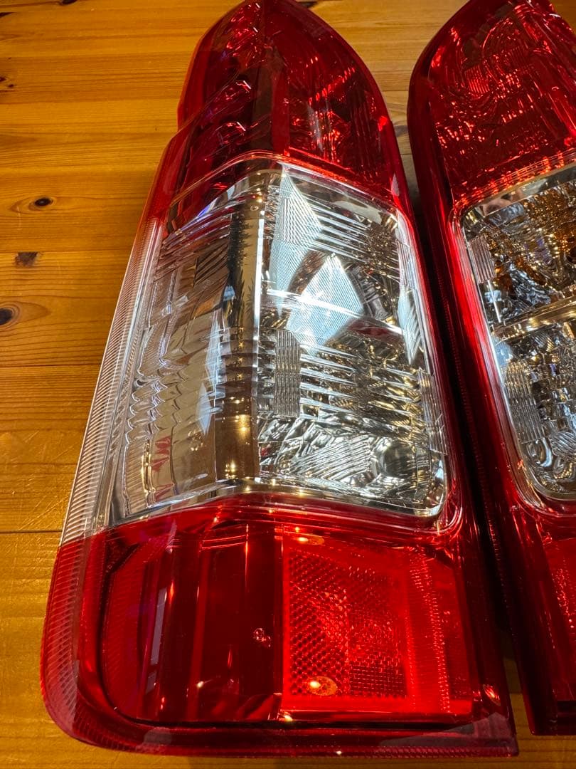 送料無料新車外ハイエース純正テールランプ